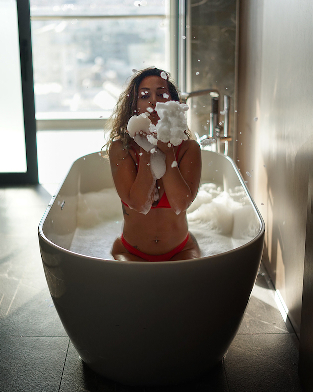 blowing bubbles in the tub of the Radisson Blu Larnaca