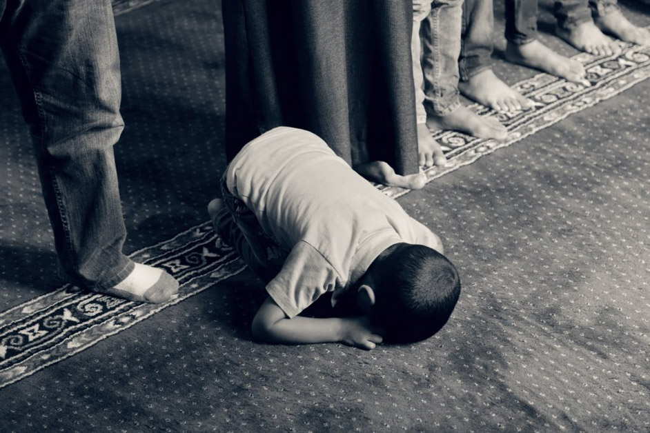 a child praying in Jordan in Ramadan