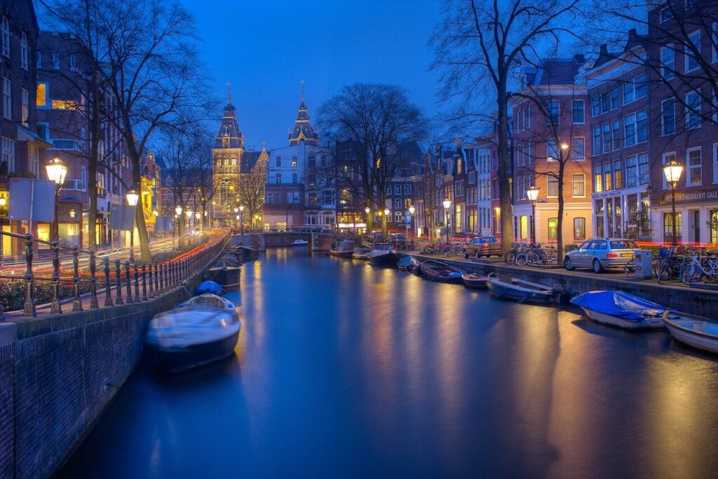 travel amsterdam solo