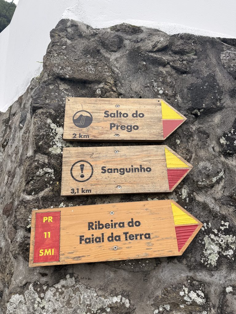 Trail signs for Salto do Prego and Sanguinho in Faial da Terra, São Miguel