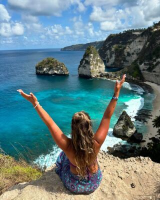 Happier on the other side of the world, chasing views that take my breath away.. 🌎
📍Atuh Beach, Nusa Penida, Indonesia 🇮🇩
.
Atuh Beach in Nusa Penida beckons with its untamed beauty, where turquoise waves caress pristine shores, and rugged cliffs stand guard against the passage of time. A sight i will never forget! #nusapenida